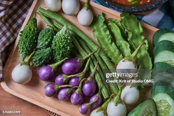 various of vegetables on the wooden tray - princess bean - fotografias e filmes do acervo