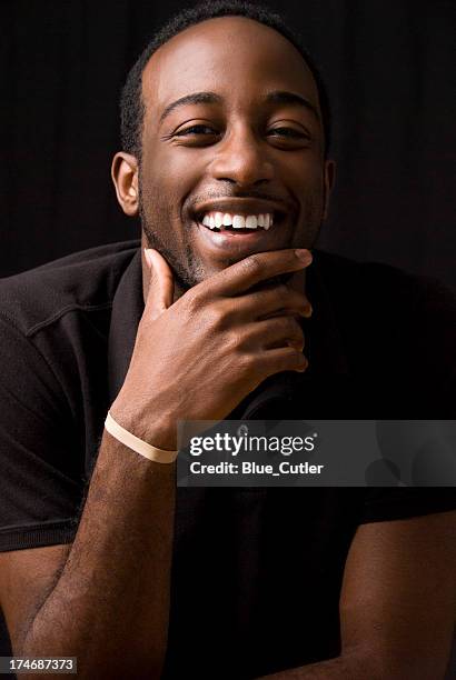 young african american macho sobre fondo negro - handsome black boy fotografías e imágenes de stock