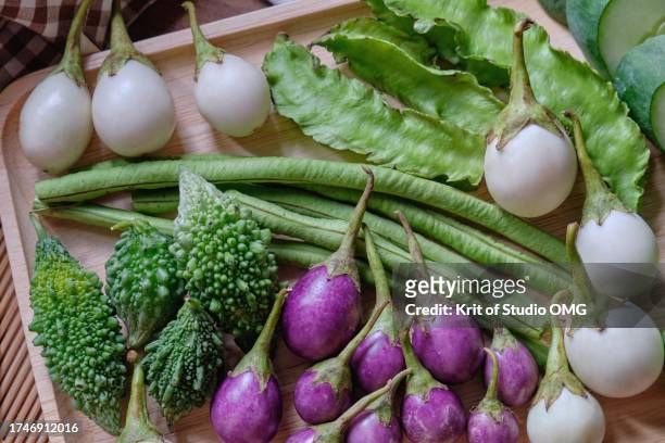 close-up view of various of vegetables on the wooden tray - princess bean - fotografias e filmes do acervo