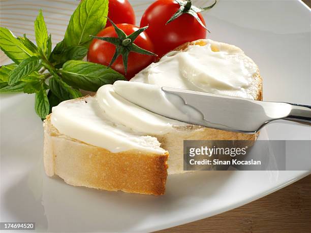 cream cheese on bread - tafelmes stockfoto's en -beelden