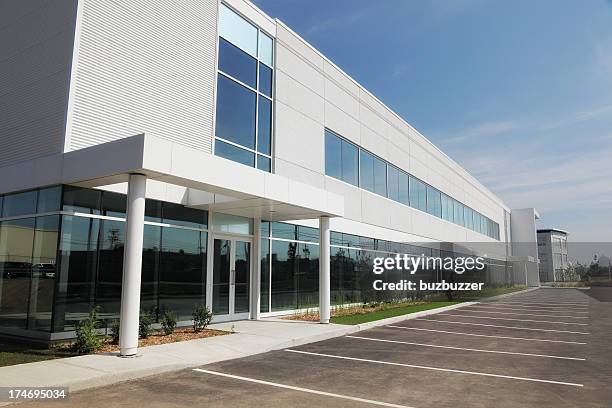 große und moderne business-eingang - office building stock-fotos und bilder