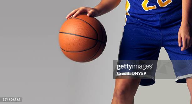 driblar baloncesto - dribbling sport fotografías e imágenes de stock