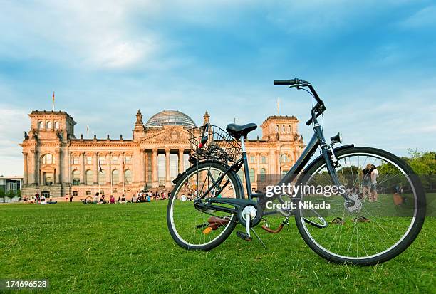 summer in berlin - tiergarten stockfoto's en -beelden