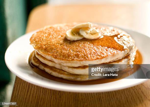 i couldn't see the picture of banana pancakes - maple syrup pancakes stockfoto's en -beelden