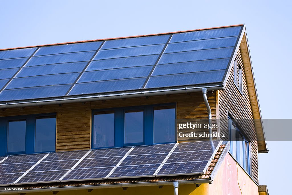 Con paneles solares en el techo