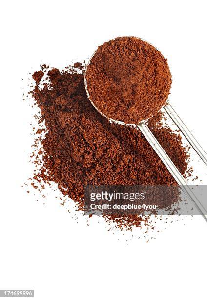 ground coffee pile with spoon isolated - malen stockfoto's en -beelden