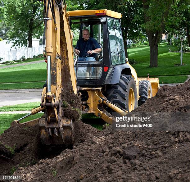 système d'écoulement des eaux de réparation et construction backhoe - système découlement des eaux photos et images de collection