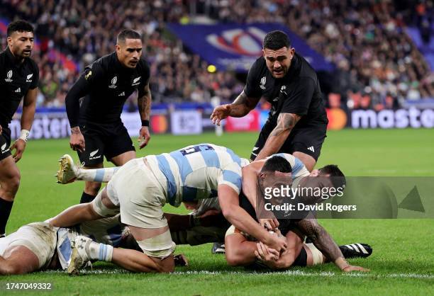 Shannon Frizell of New Zealand scores his team's fifth try during the Rugby World Cup France 2023 semi-final match between Argentina and New Zealand...