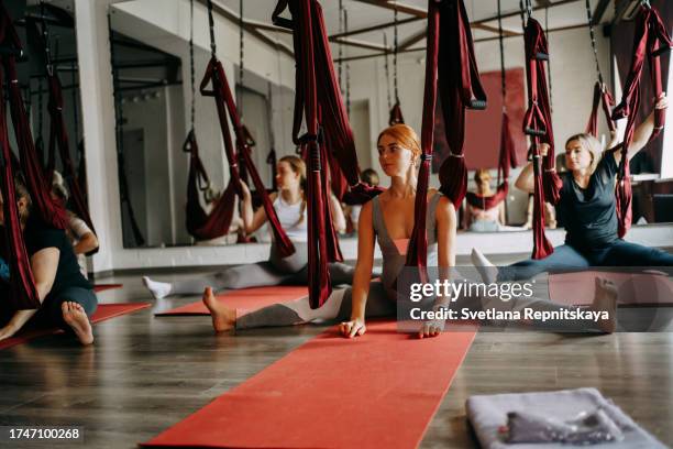 pregnant women in a yoga class with an instructor - atemübung yoga 30 bis 40 jahre stock-fotos und bilder