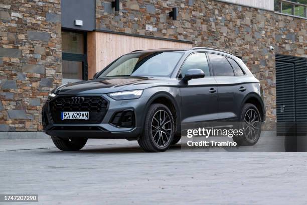 audi q5 quattro on a parking - luxeauto stockfoto's en -beelden