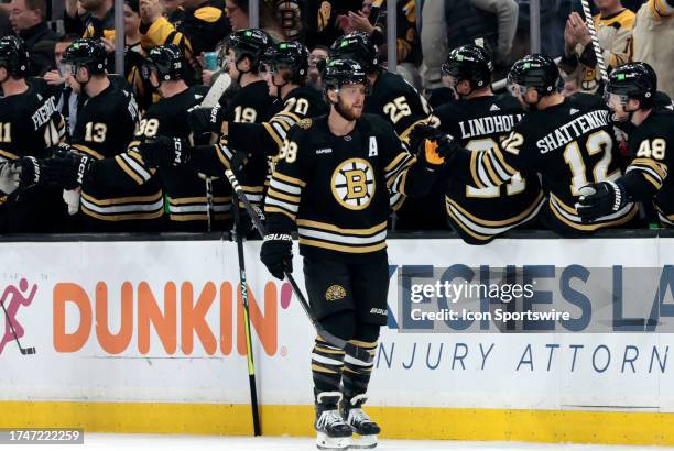 Boston Bruins right wing David Pastrnak skates past the bench after scoring during a game between the Boston Bruins and the Anaheim Ducks on October...