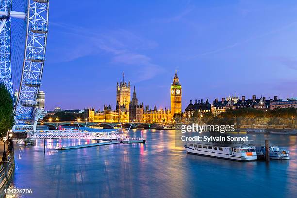 big ben and britain's houses of parliament at dusk - thames river fotografías e imágenes de stock