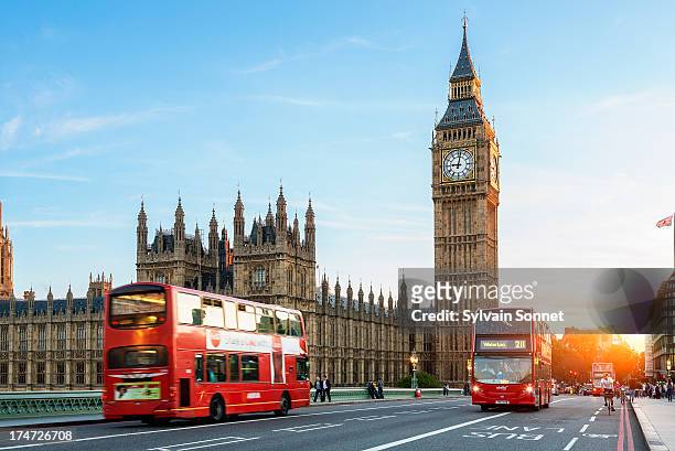 london big ben and traffic on westminster bridge - bus london fotografías e imágenes de stock