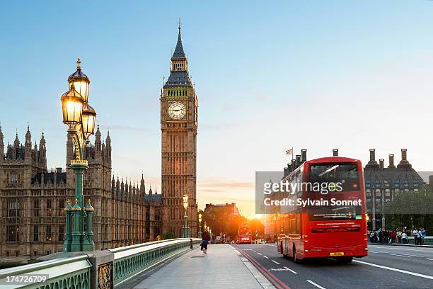 london big ben and traffic on westminster bridge - internationaal monument stockfoto's en -beelden