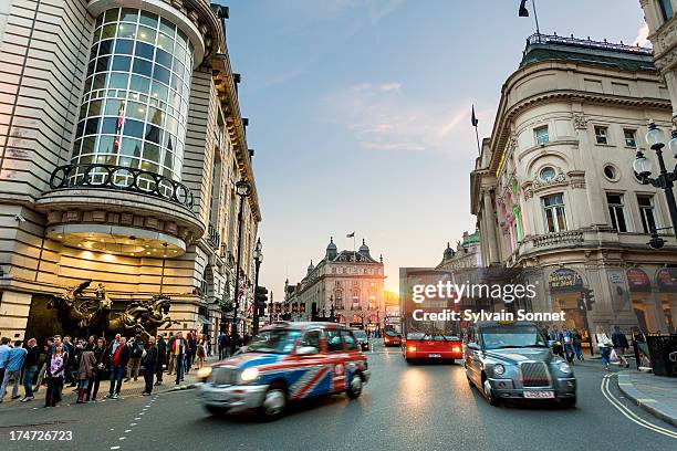 london traffic in piccadilly circus - piccadilly circus stock pictures, royalty-free photos & images
