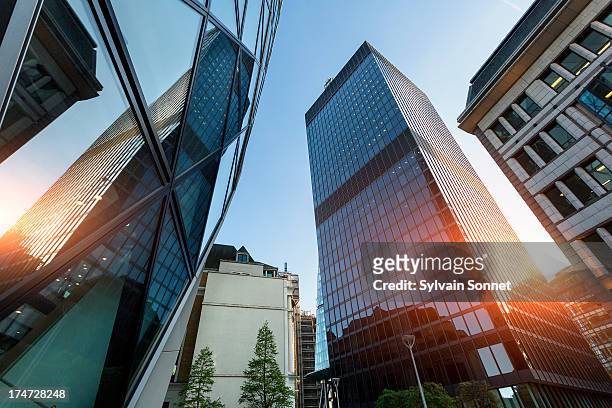 the financial district in london - kantoorgebouw stockfoto's en -beelden