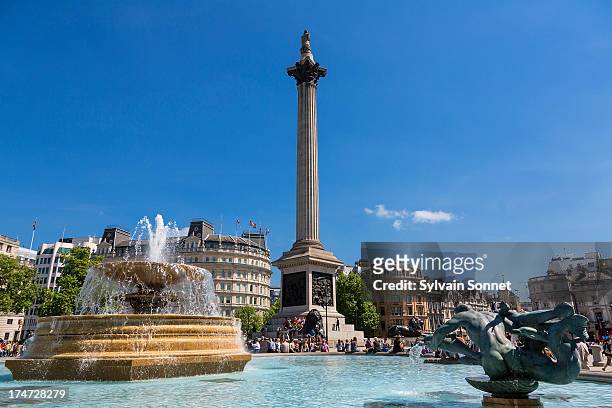 london, trafalgar square with nelson's column - trafalgar square fotografías e imágenes de stock
