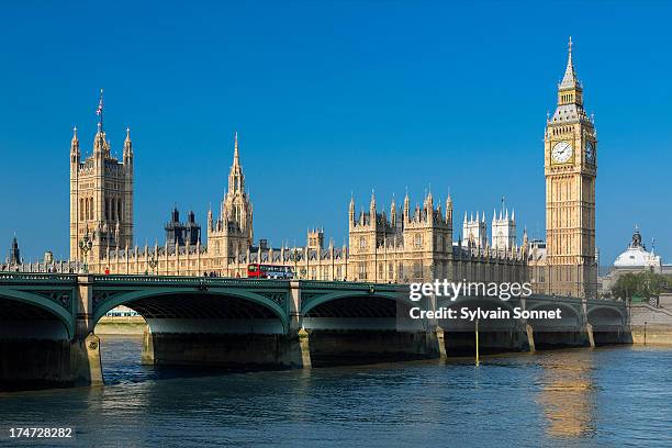 big ben and britain's houses of parliament. - big ben fotografías e imágenes de stock