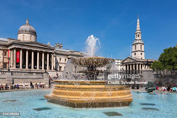 the national gallery and fountains in trafalgar sq - national gallery london - fotografias e filmes do acervo