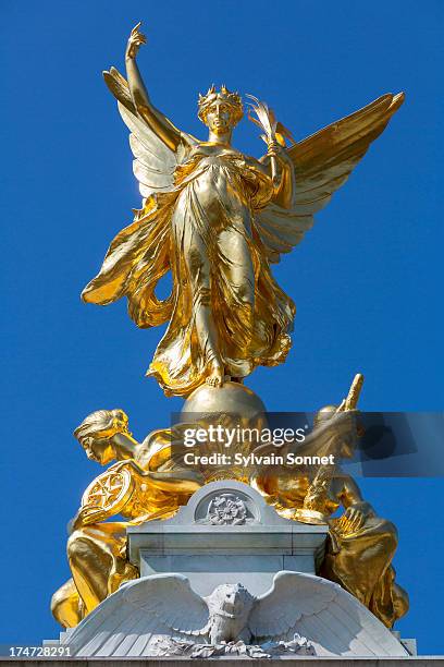victoria memorial sculpture in london - buckingham palace london stock pictures, royalty-free photos & images