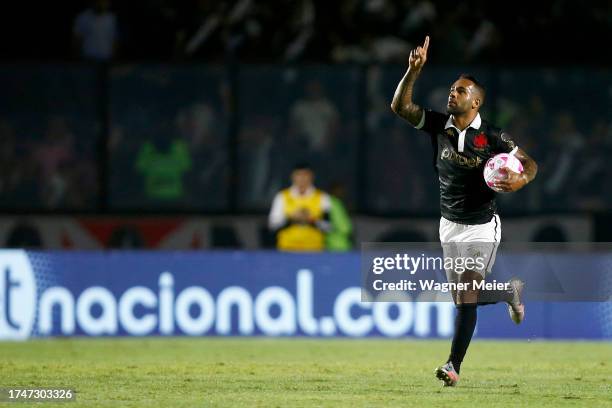 Alex Teixeira of Vasco da Gama celebrates after scoring the first goal of his team during the match between Vasco Da Gama and Internacional as part...