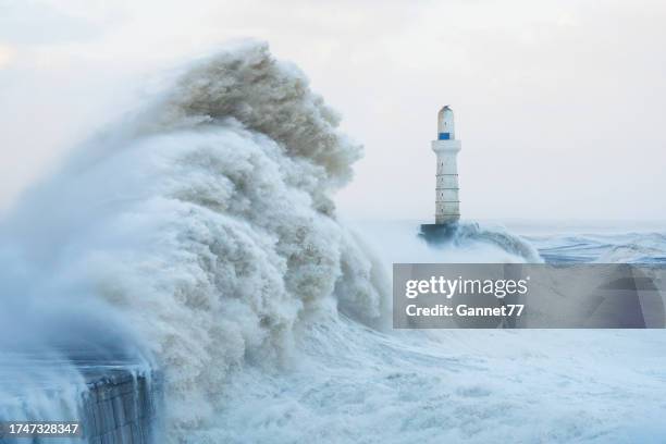 storm waves striking the breakwater at aberdeen harbour - storm lighthouse stockfoto's en -beelden