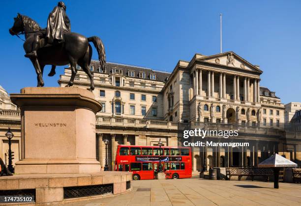 the wellington statue and the bank of england - bank of england stockfoto's en -beelden