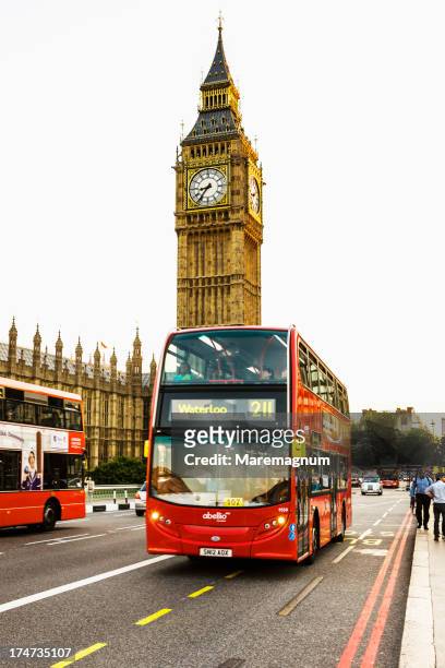typical bus near the big ben - autobus a due piani foto e immagini stock