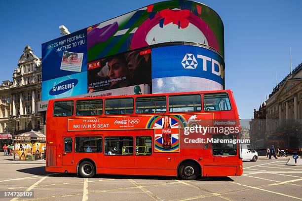 west end, piccadilly circus, typical bus - piccadilly circus stock-fotos und bilder