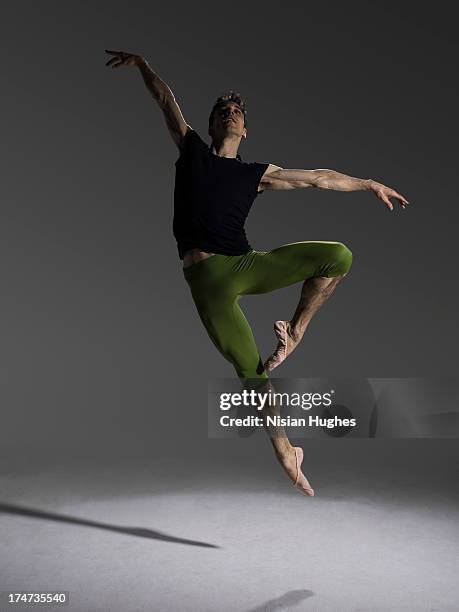 male ballet dancer jumping in passé - bale imagens e fotografias de stock