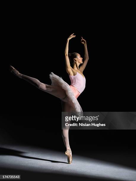 ballerina performing arabesque on pointe - saia de bailarina imagens e fotografias de stock