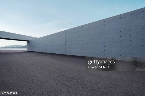 empty studio background, concrete texture - parete di cemento foto e immagini stock