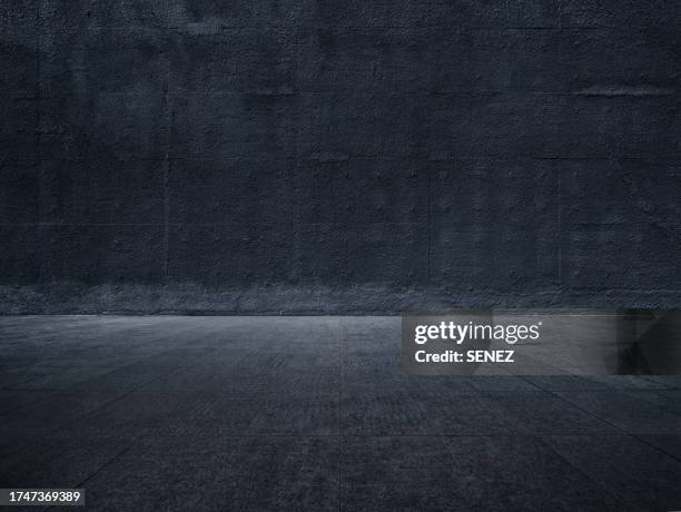 dark wall background - black studio background stock-fotos und bilder