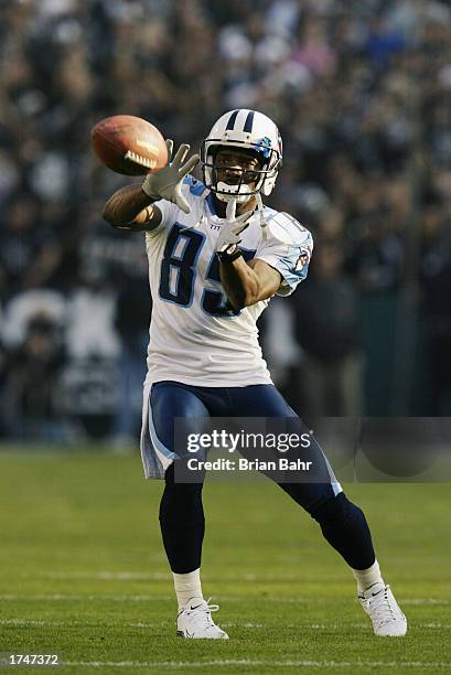 Wide receiver Derrick Mason of the Tennessee Titans warms up prior to the AFC Championship game against the Oakland Raiders at Network Associates...