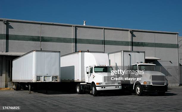 trucks at the loading docks - loading dock 個照片及圖片檔