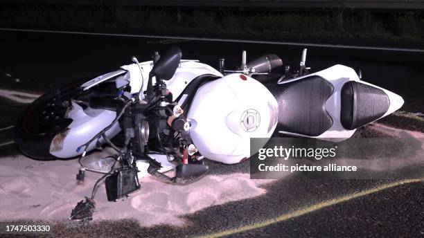 October 2023, North Rhine-Westphalia, Gladbeck: A motorcycle lies on the A2 freeway. A motorcyclist and his passenger were killed in an accident on...