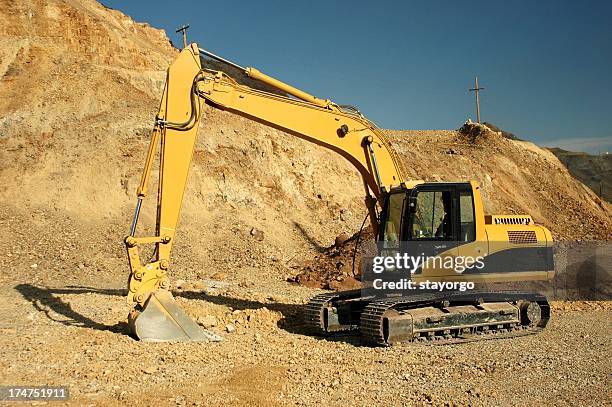 excavator en mina abierta - pit mine fotografías e imágenes de stock