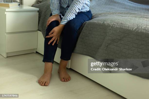 leg ligaments weakness - menselijke ledematen stockfoto's en -beelden