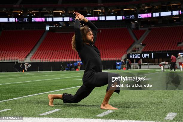 Mack Hollins of the Atlanta Falcons warms up barefoot prior to an NFL football game against the Washington Commanders at Mercedes-Benz Stadium on...