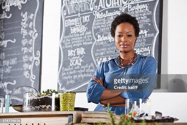 woman working at beauty salon - african american hair salon stock pictures, royalty-free photos & images