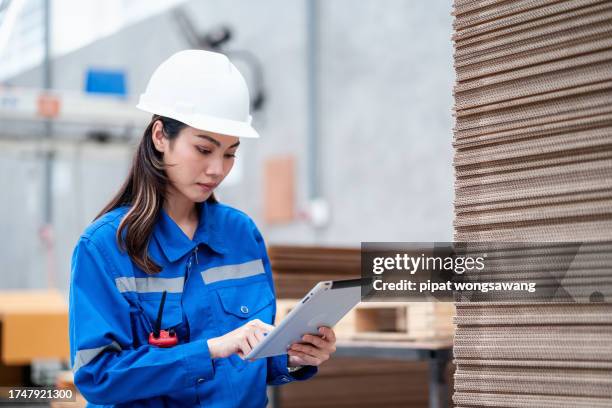 maintenance engineer inspects machinery in a cardboard parts factory. - consultation lake fotografías e imágenes de stock