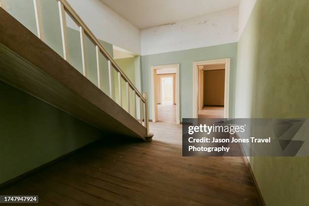 the well kept interior of an abandoned house in kolmanskop - floorboard bildbanksfoton och bilder