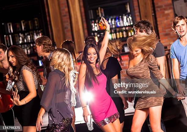 amici ballare ad una festa - locale notturno foto e immagini stock