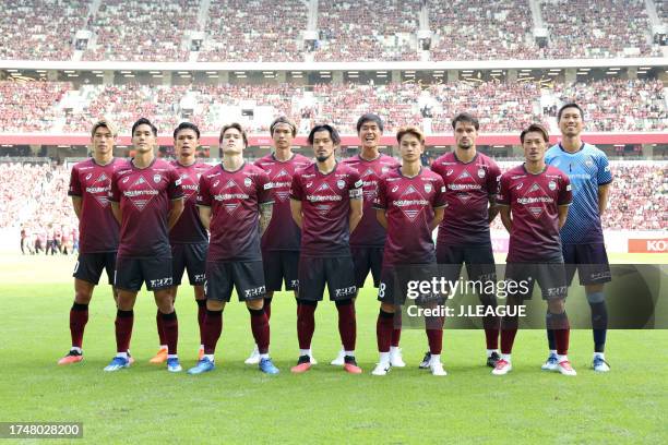 Vissel Kobe players line up for the team photos prior to the J.LEAGUE Meiji Yasuda J1 30th Sec. Match between Vissel Kobe and Kashima Antlers at...