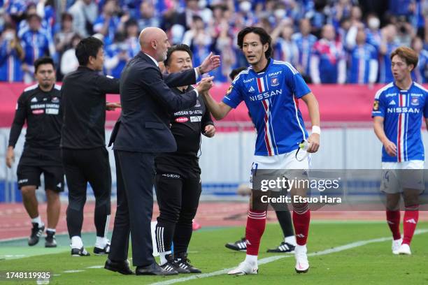 Kenyu Sugimoto of Yokohama F.Marinos celebrates scoring his side's second goal with his manager Kevin Muscat during the J.LEAGUE Meiji Yasuda J1 30th...