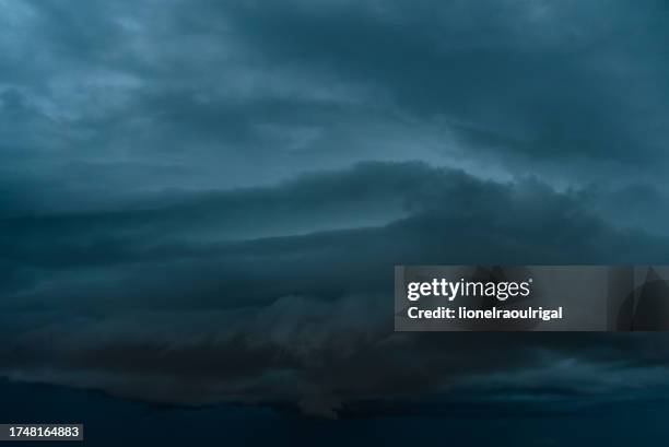 fond de ciel gris bleu - dream fond stockfoto's en -beelden