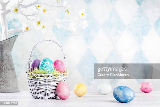 ovos de páscoa coloridos - easter basket - fotografias e filmes do acervo