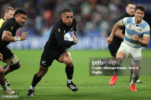 Aaron Smith of New Zealand makes a break to score a try during the Rugby World Cup France 2023 semi-final match between Argentina and New Zealand at...