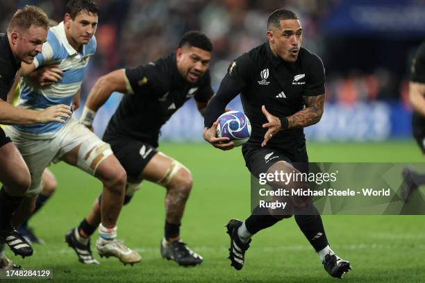 Aaron Smith of New Zealand makes a break to score a try during the Rugby World Cup France 2023 semi-final match between Argentina and New Zealand at...