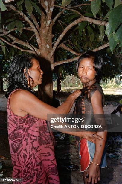 Xingu young girls Brazil, Mato Gross, Parque Xingu, Village Kamayurá Dealing sensibly with… | Dr Hans-Jörg Keller